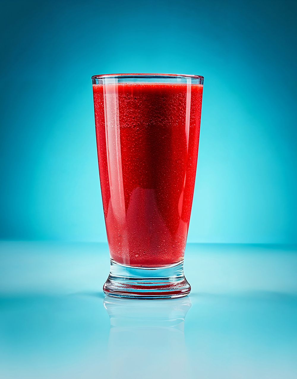 Glas mit verquirlten Tomatensaft