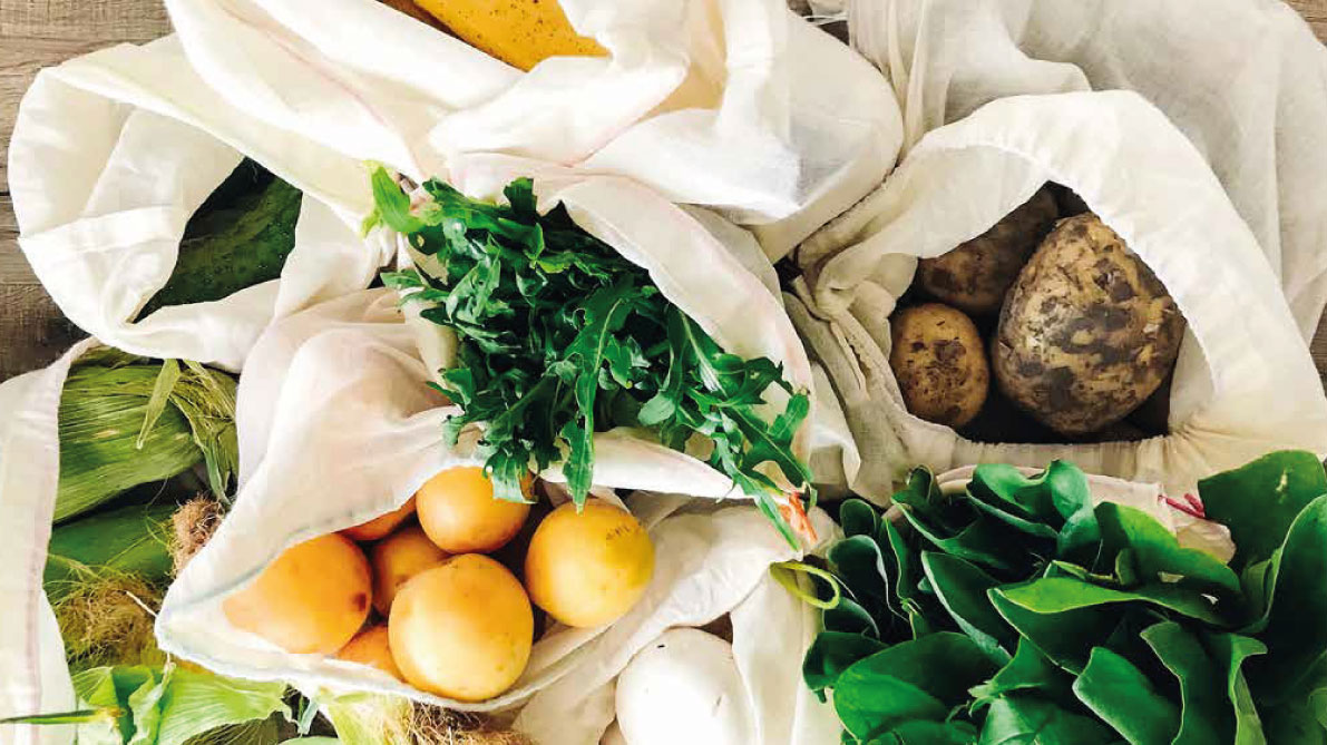 Frisches Obst und Gemüse in nachhaltigen Stoffbeuteln.