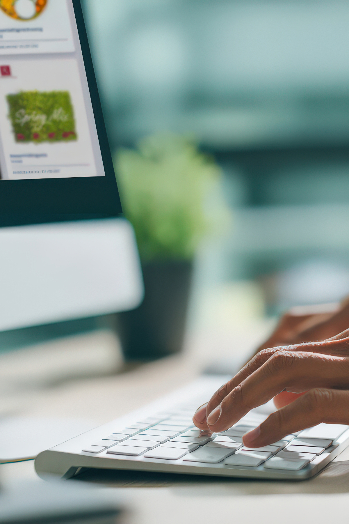 Person gibt Lebensmittelbestellung am Rechner ein – digitale Einkaufsabwicklung bei einer CF Foodservice Einkaufsgemeinschaft.