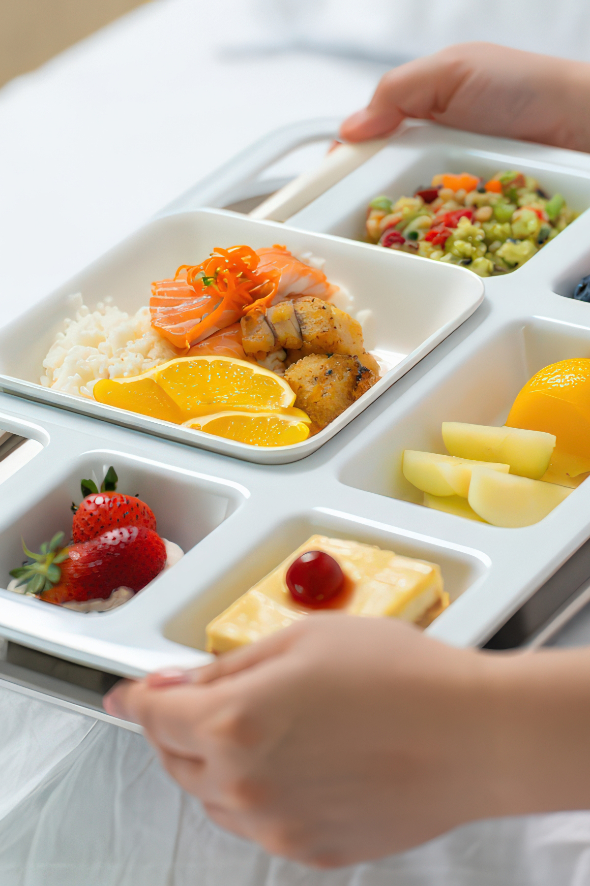 Tablett mit Mahlzeit für Patientenverpflegung im Krankenhaus – Care-Foodservice.