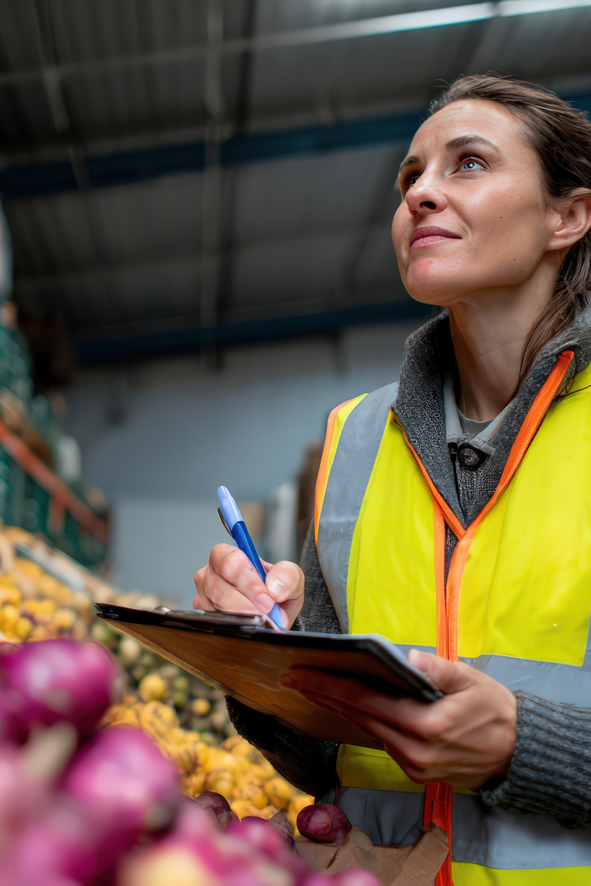 Eine Frau prüft Lebensmittel im Lager - CF Foodservice Netzwerk