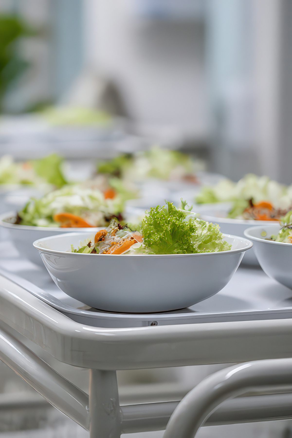 Verpflegungswagen im Einsatz auf einer Krankenhausstation – Patientenverpflegung im Care-Foodservice-Bereich.